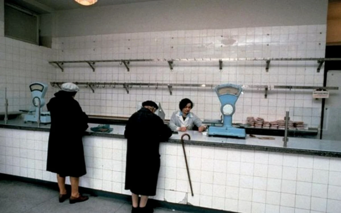 În comunism, rafturile magazinelor Alimentara, Aprozar, Gostat erau mai mereu goale, iar românii se descurcau greu cu alimentele