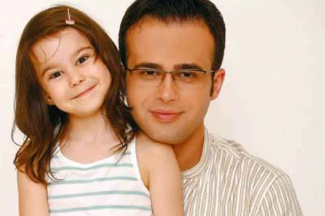 
    Karyna era doar o mogâldeață când tatăl său o prezenta la televizor  