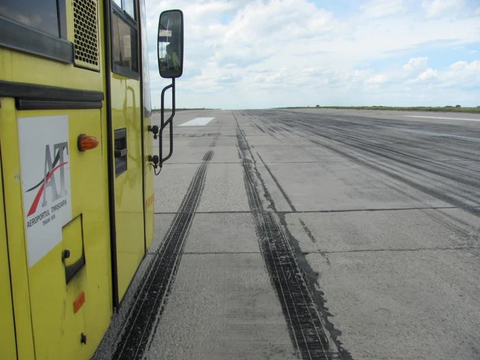 Pista Aeroportului "Traian Vuia" va fi complet refăcută până în septembrie. FOTO: Ştefan Both