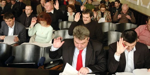 Consilierii locali ai Primăriei Deva vor aproba, astăzi, prime de Paşte pentru angajaţii care au copii minori