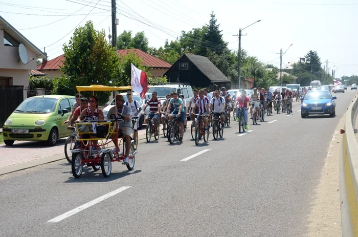 O parte dintre suporterii Rapidului au mers pe biciclete la amicalul disputat la Tărtăşeşti sâmbătă FOTO Facebook