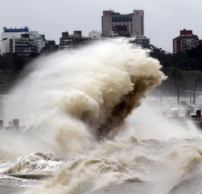 
    Valuri uriaşe pe ţărmul mării, în oraşul Montevideo. (Foto: Reuters)  
