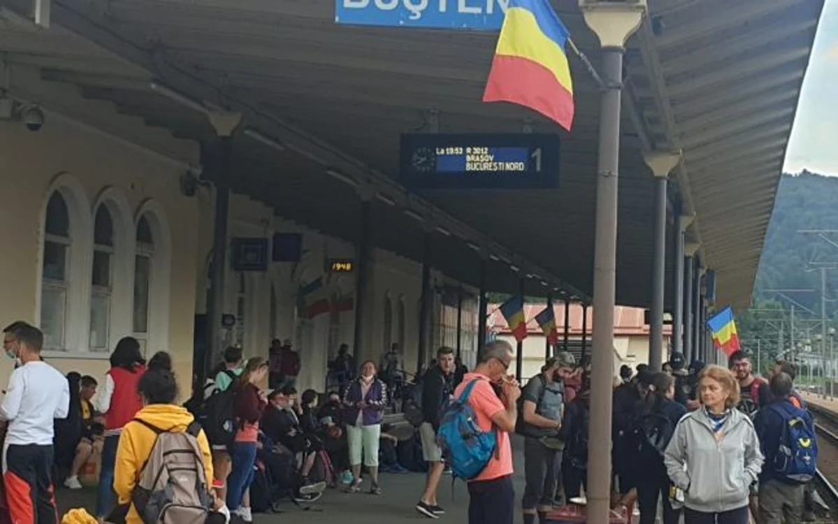 Aglomeraţie în gara Buşteni şi călători fără măşti de protecţie FOTO IAU