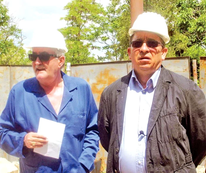 Omul de afaceri Viorel Dumitraşc (în stânga) era socotit omul de casă al fostului edil Titi Constantinescu