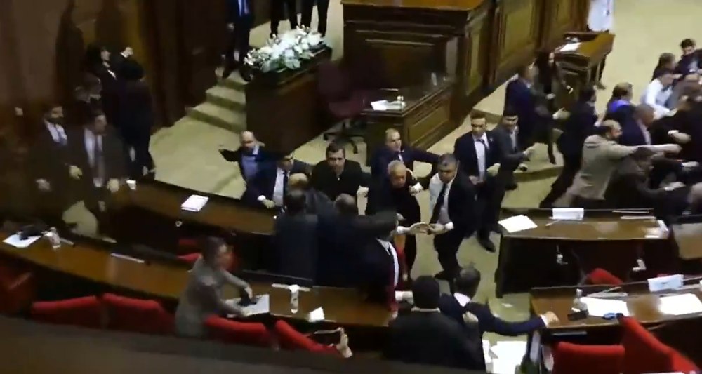 Bătaie în Parlamentul Armeniei: Imagini cu aleșii care s-au jignit și îmbrâncit. Scandalul s-a mutat pe holuri