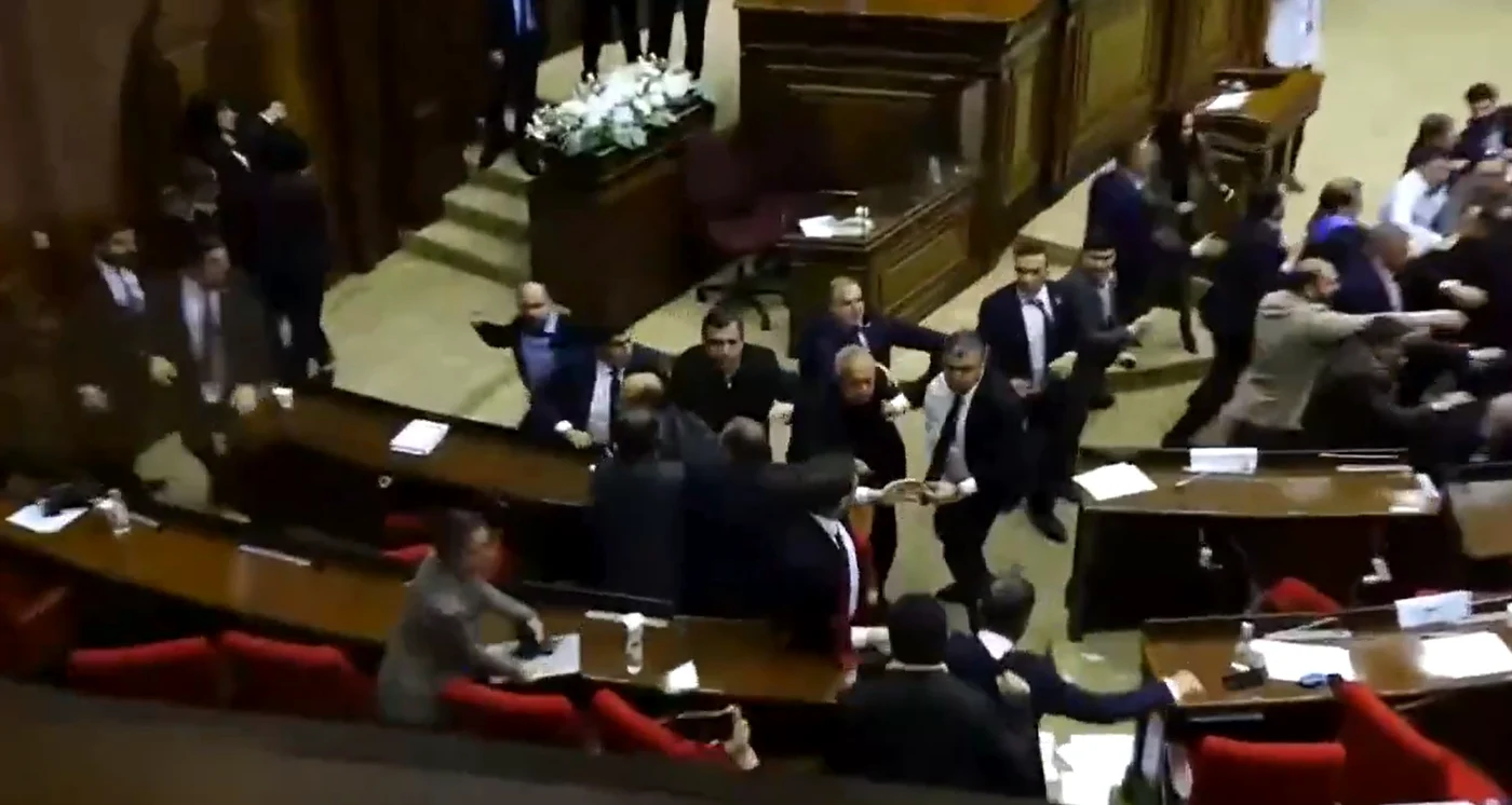 Bătaie generală în Parlamentul Armeniei între putere și opoziție.