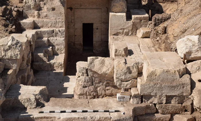 Un templu antic la fel de înalt ca cel din Luxor, descoperit în Egipt (foto: Facebook / Ministerul Egiptean al Turismului și Antichităților)