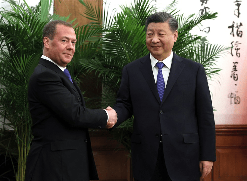 Medvevev, într-o vizită-surpriză la Beijing. Xi Jinping face apel la „moderație” și „dialog” în Ucraina