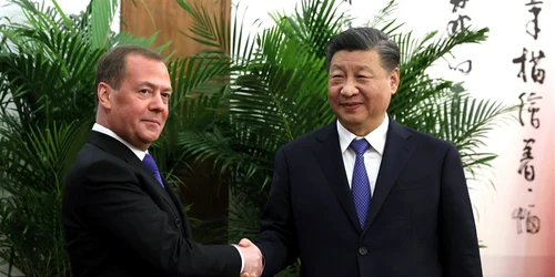 Dmitri Medvedev dand mana cu Xi Jinping la Beijing FOTO EPA EFE jpg