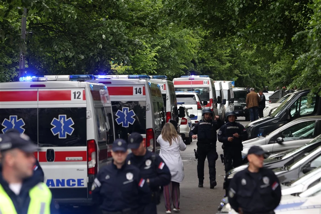 Numeroase ambulanțe au venit la școala din Belgrad. Foto: Click.