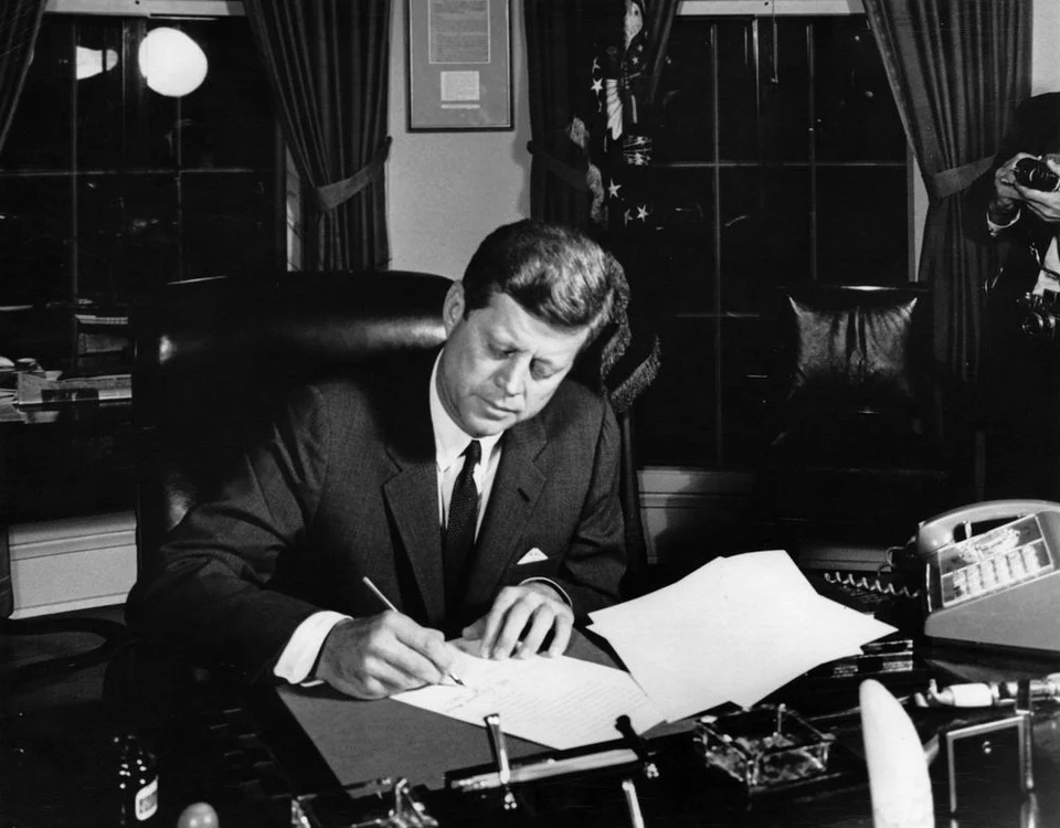 October 23, 1962President Kennedy signs Proclamation naval quarantine of Cuba foto Getty Images jpeg