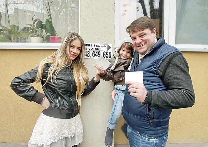 Andrei (44 de ani) şi Graţiela (27 de ani) Duban au votat în familie