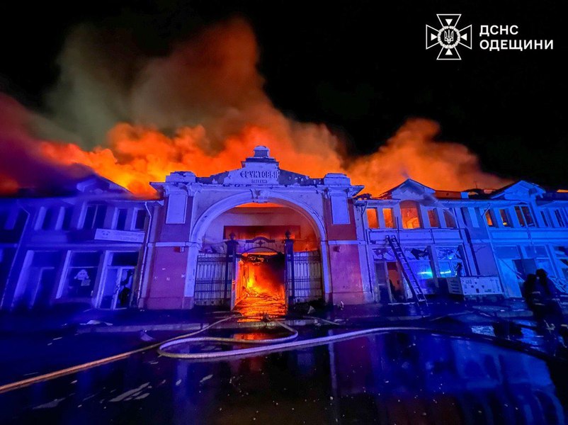 Ruski napad z droni uničil znamenito tržnico Privoz v Odesi in zgodovinske zgradbe