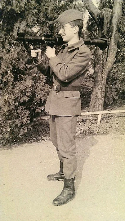 În timpul stagiului militar, Mihai Găinuşă s-a fotografiat cu un aruncător de grenade, pe care, însă, nu l-a folosit niciodată