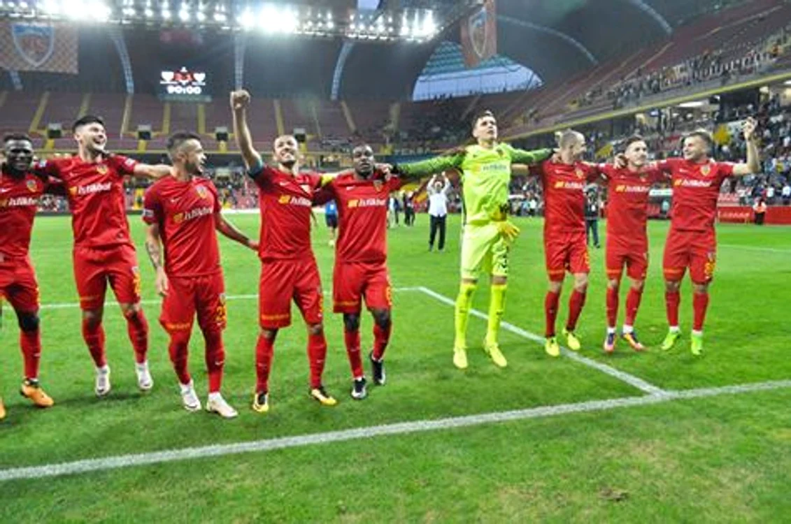 
    Lung, Săpunaru şi ceilalţi jucători ai lui Şumudică sărbătoresc victoria cu Bursaspor  
