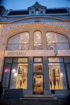 2 majestatea sa margareta eleganta carturesti 3 decenii de la revenirea in tara 1 jpg jpeg