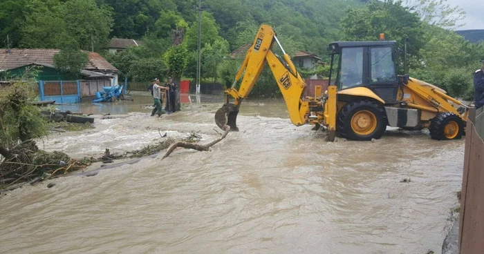 Drumul Naţional 7 şi peste 25 de gospodării au fost inundate. FOTO: ISU HUNEDOARA.