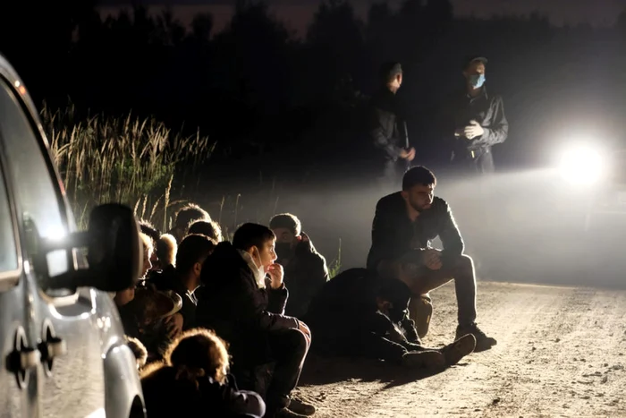 Grup de migranţi ilegali oprit la Vorzova, în Letonia FOTO EPA-EFE