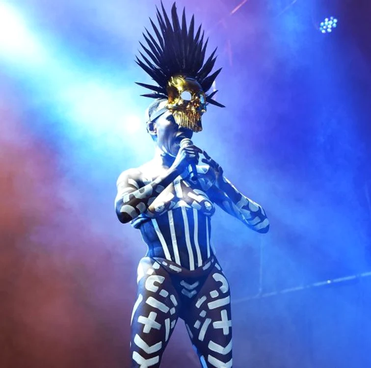 Grace Jones a cântat goală pe scenă