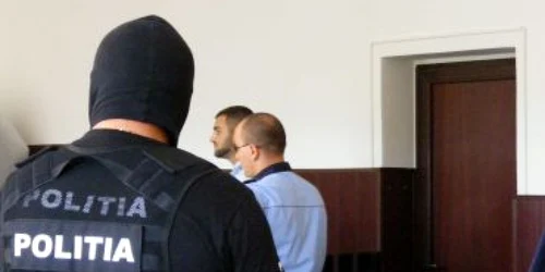 Reşiţa: Criminalul care şi-a ucis mama este dus la Jilava pentru expertiză psihiatrică