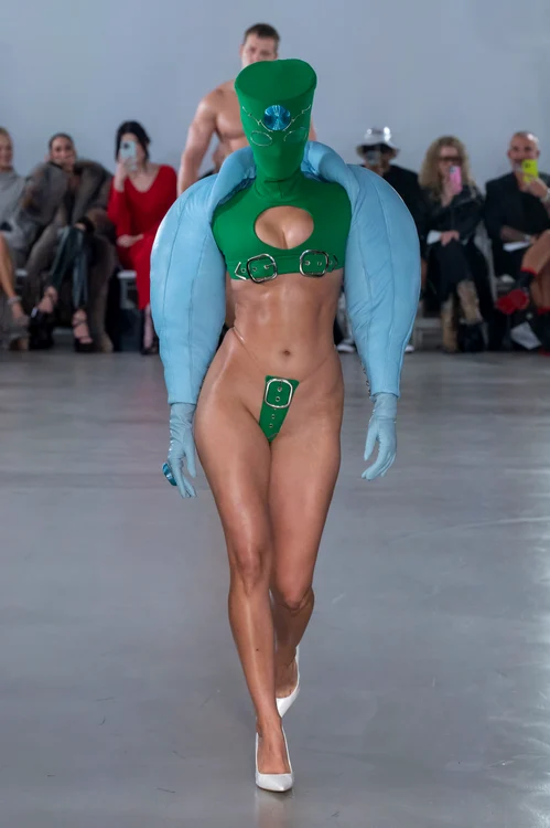 Chris Habana a propus ținute bizare care ascund fața, dar lasă la vedere corpul (Foto: Profimedia)