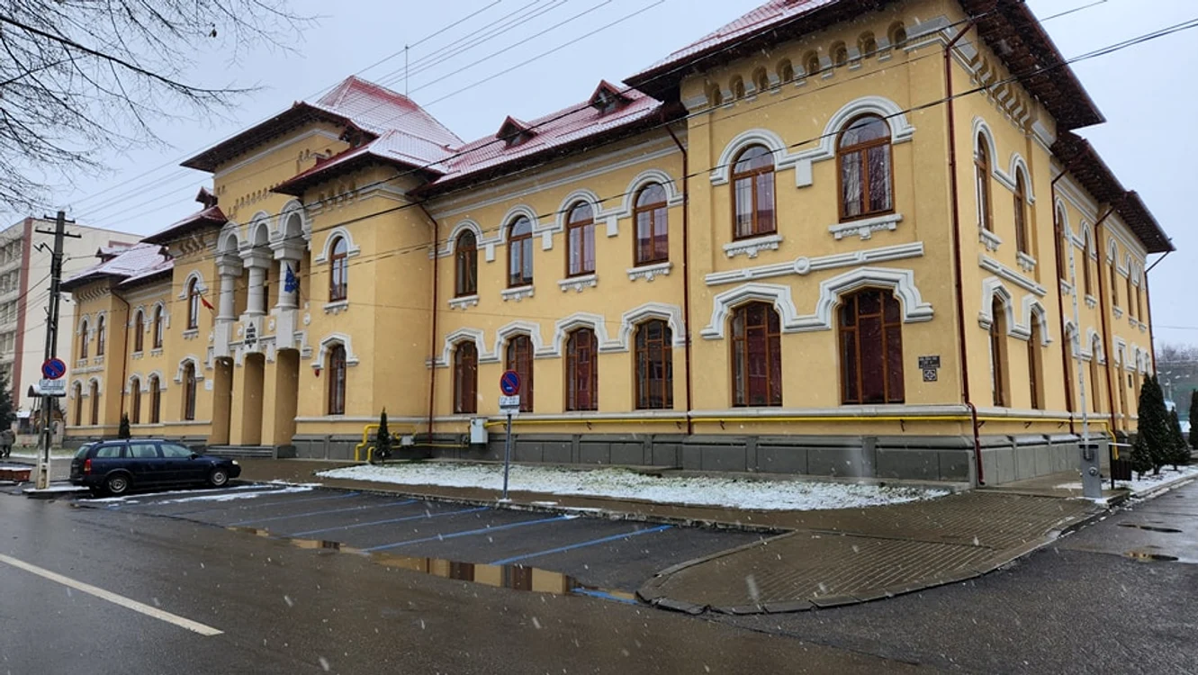 Parcarea este destinată doar părinţilor într-un anumit interval orar FOTO Primăria Roman