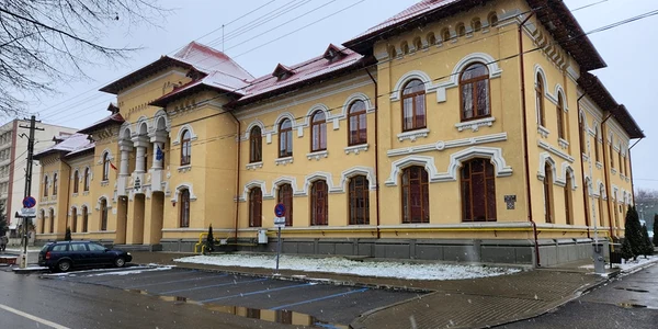colegiulromanvoda primariaroman jpg