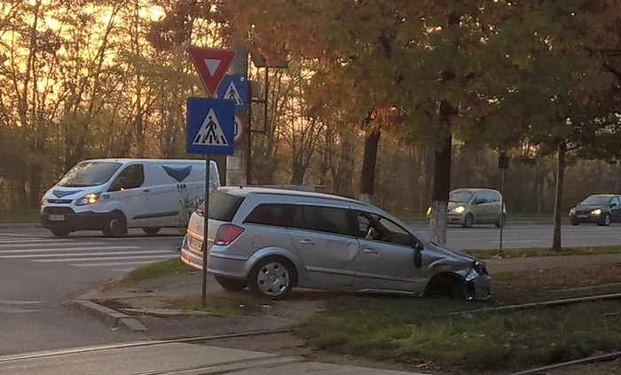 Până dimineață, mașina a fost scoasă de pe șinele de tramvai