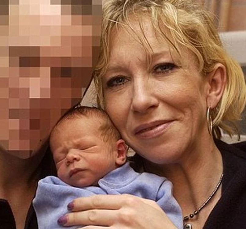 
    O mamă și-a transformat propriul copil în cășău ISIS după ce a devenit ea însăși membră a grupului teroristFoto Daily Mail  