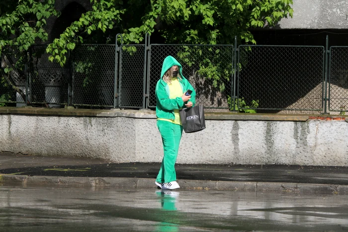 Gina a venit la coafor îmbrăcată comod, în trening, tricou și adidași