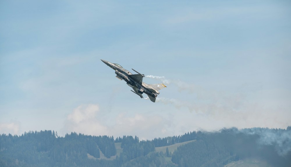 Tensiuni la cote maxime: Iranul susține că a lovit un avion israelian F-16, în timp ce Tel Avivul neagă orice daună