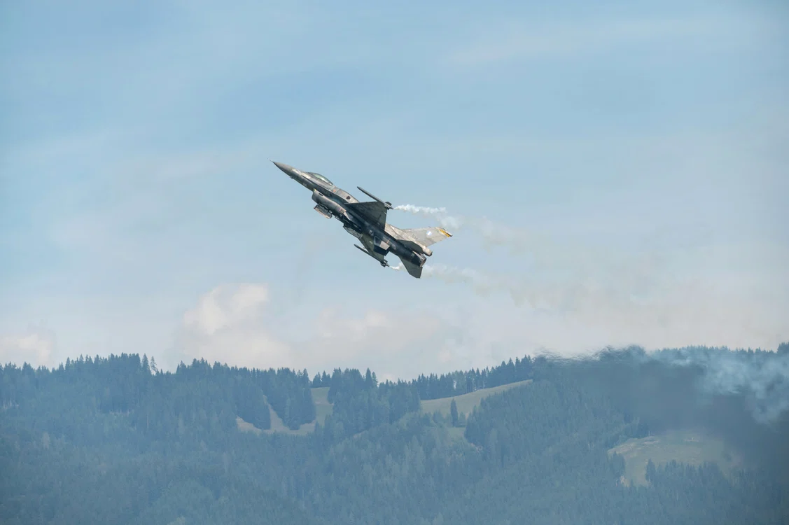 Avion F-16 în timpul unei misiuni de pregătire. FOTO: Unsplash