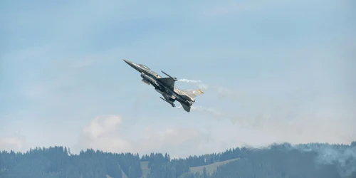 avion f 16 unsplash jpg