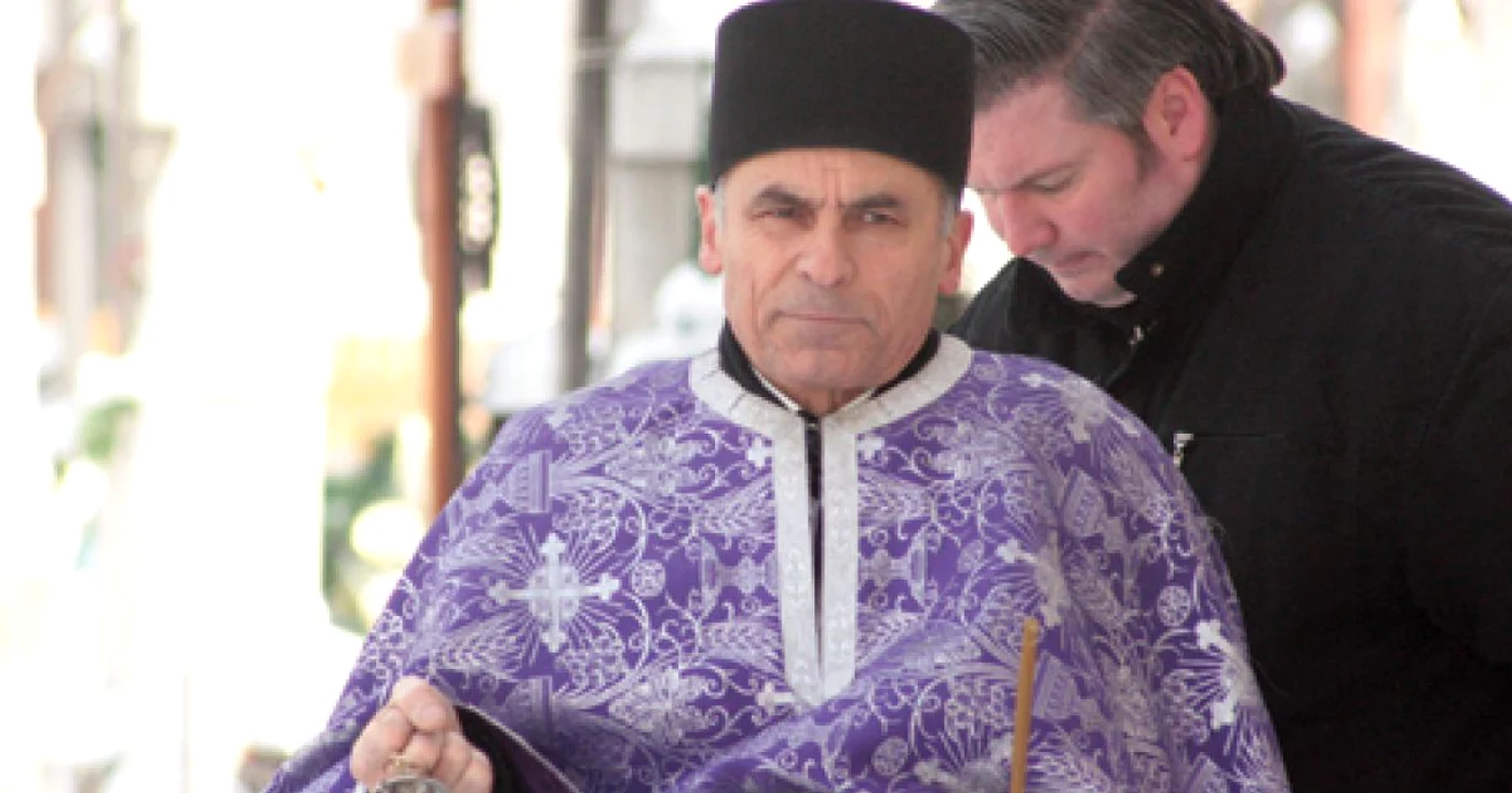 Preotul Constantin Ţuţuianu (centru) refuză să răspundă nemulţumiţilor