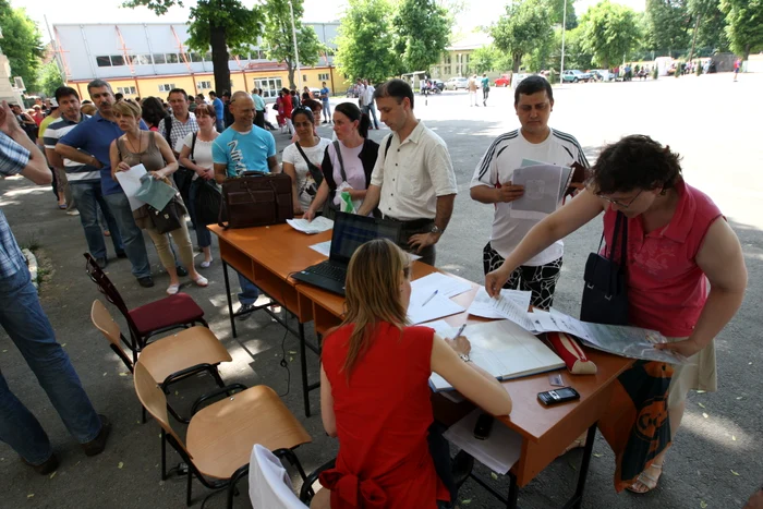 
    Părinţii au stat la cozi imense pentru a îşi înscrie copii în "clasa zero". (Foto: Sever Gheorghe)  