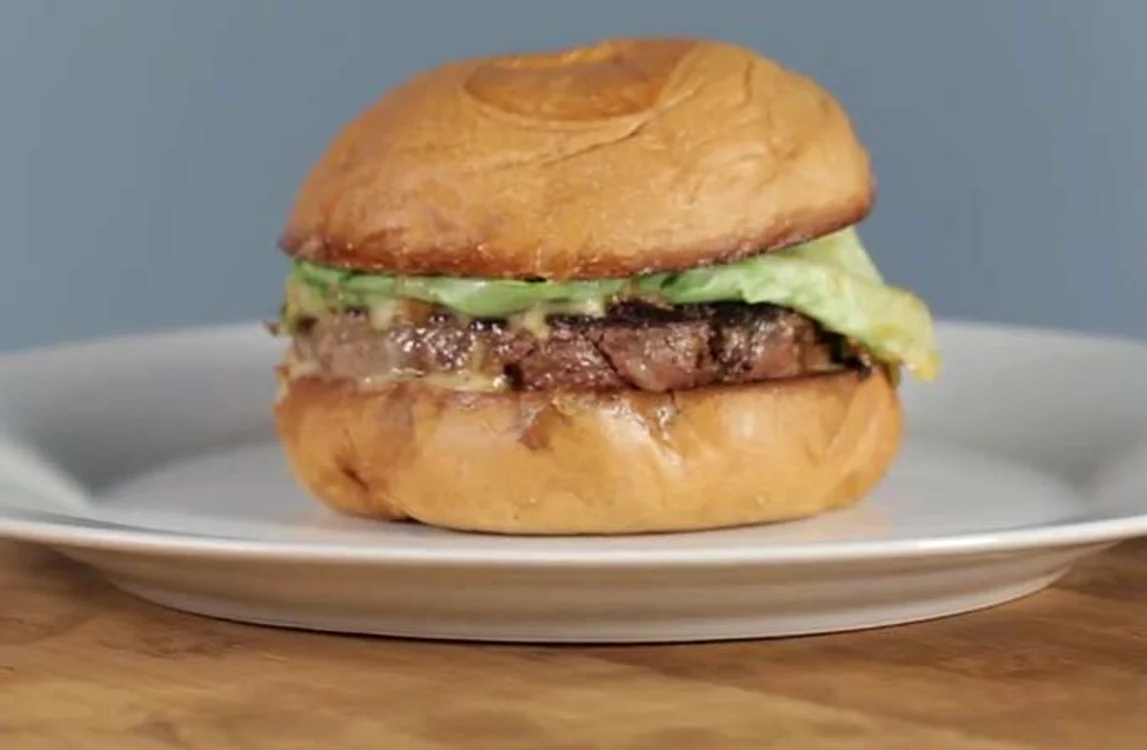 
    Cum să ţii un hamburger în mână fără să te murdăreştiFoto: Captură Youtube  