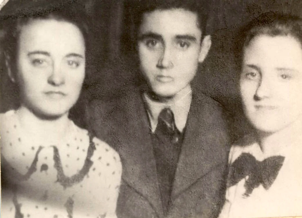 Elena Ceauşescu împreună cu fraţii Aurelia şi Vasile Tudor la un bal organizat de U.T.C. (1939)