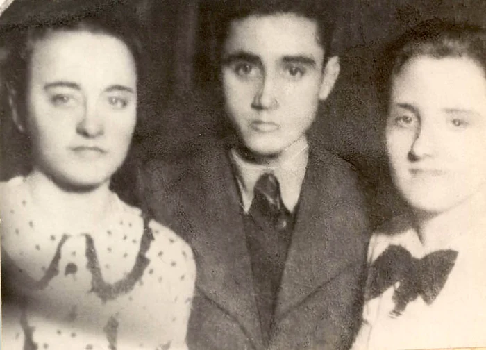 Elena Ceauşescu împreună cu fraţii Aurelia şi Vasile Tudor la un bal organizat de U.T.C. (1939)