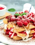 Tiramisu zmeura  Sursa foto shutterstock 2182079587 jpg