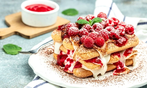 Tiramisu zmeura  Sursa foto shutterstock 2182079587 jpg