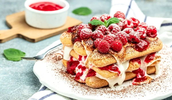 Tiramisu zmeura  Sursa foto shutterstock 2182079587 jpg