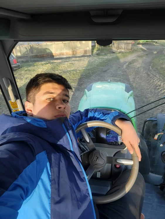 Teofan Sasca la volanul tractorului FOTO Teofan Sasca