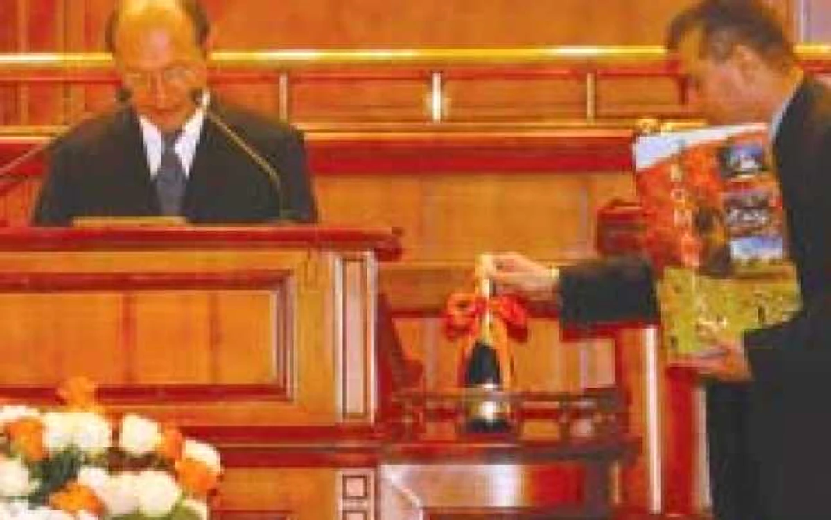 Decembrie 2006. Preşedintele citeşte, în Parlament, raportul de condamnare a comunismului