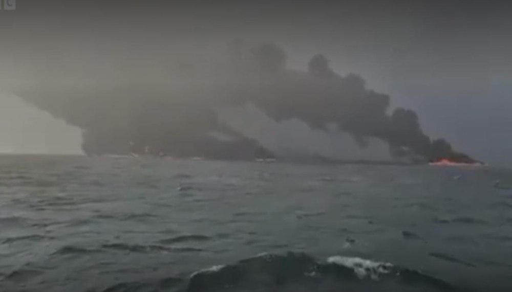 Un petrolier a luat foc în largul coastei de nord-est a Angliei, după coliziunea cu o navă comercială