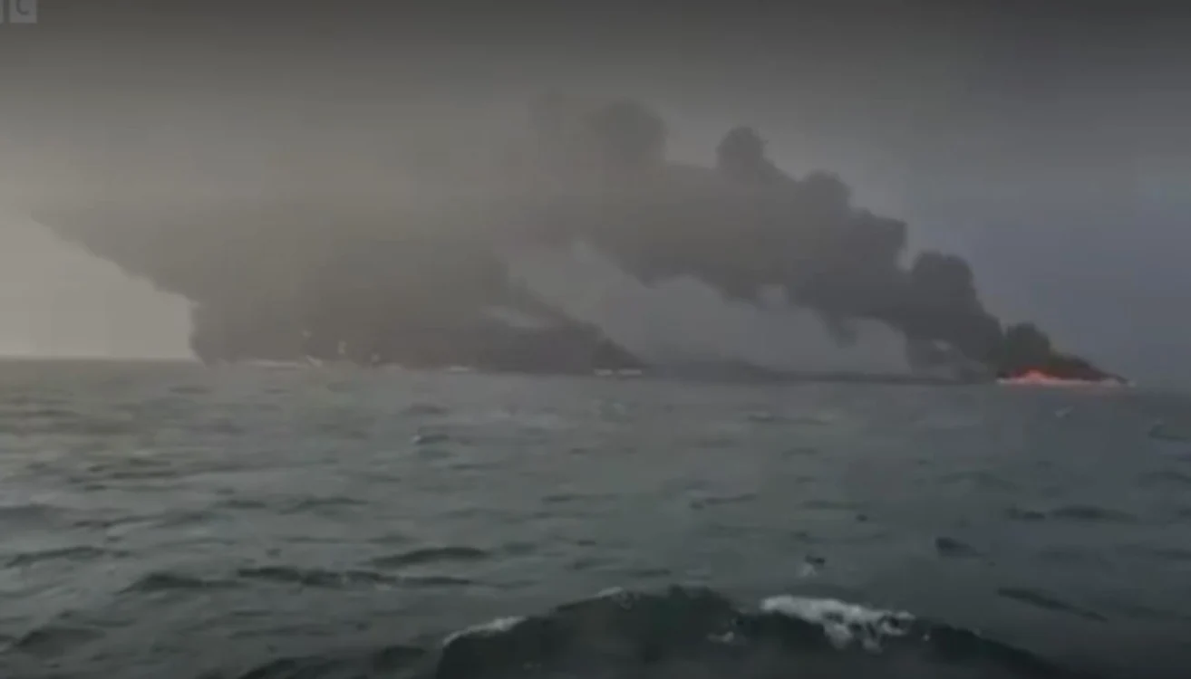Imagini cu incendiul care a cuprins petrolierul. Foto: captură video