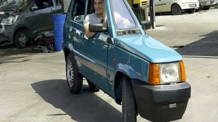VIDEO Cea mai îngustă mașină din lume are doar 50 de centimetri lățime. Constructor: „Totul a început de la autodistrugerea noastră”