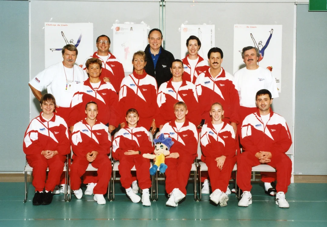 Coregraful şi echipa SUA, la Mondialele din Japonia, în 1995. În fața lui Geza se află doctorul Larry Nassar 