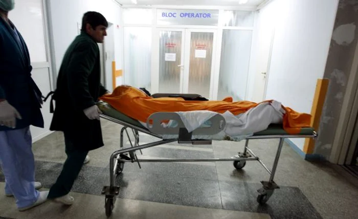 
    Medicii n-au putut face nimic pentru salvarea fetiţei  