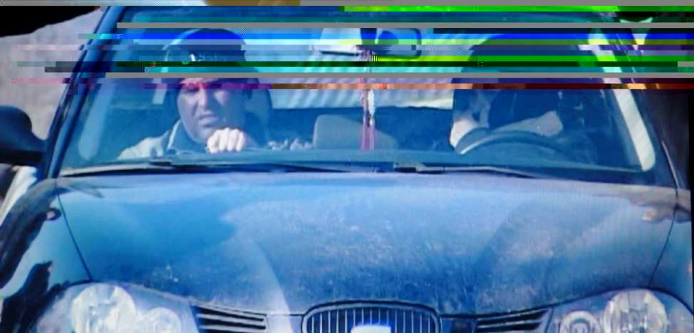 Comisarul-şef Gheorghe Barbu (stg.), la momentul reconstituirii acuzaţiilor ce i se aduc