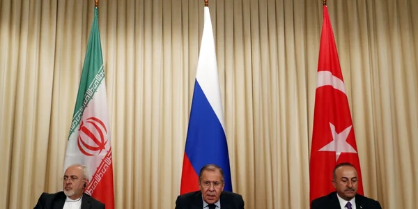 Summit la Moscova pe tema Siriei la prezidiu  Javad Zarif Sergei Lavrov Mevlut Cavusoglu FOTO EPA-EFE / Sergei Chirikov